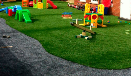 El césped artificial y los niños