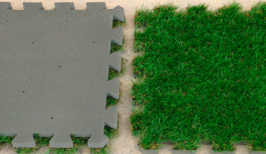 Césped artificial colocado en puzzle