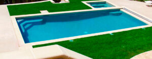 Cuatro razones para instalar césped artificial en tu piscina