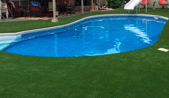 Razones para tener una piscina rodeada de césped artificial