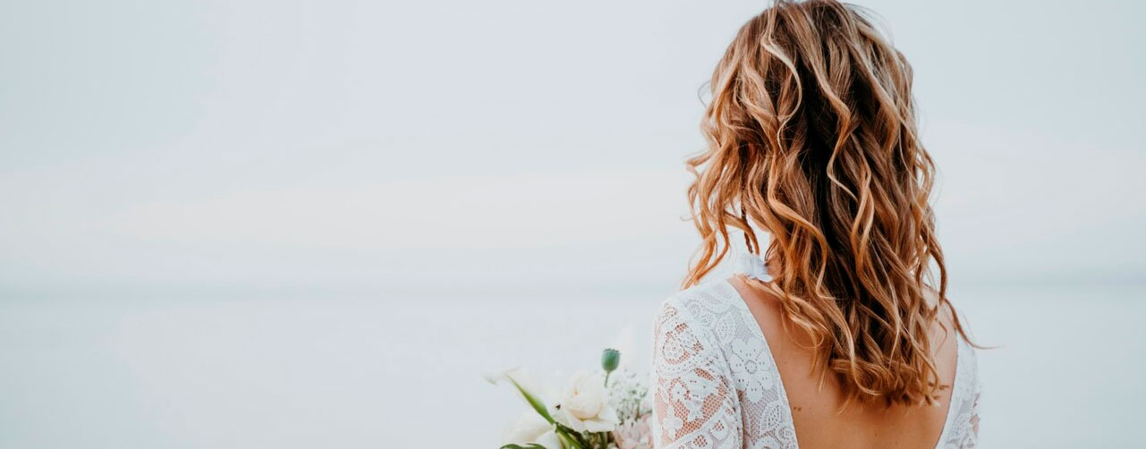 Minimalismo moderno: cabello suelto con accesorios simples