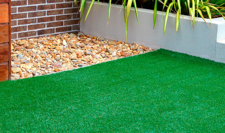 Cómo preparar tu césped artificial para el verano después de la temporada invernal