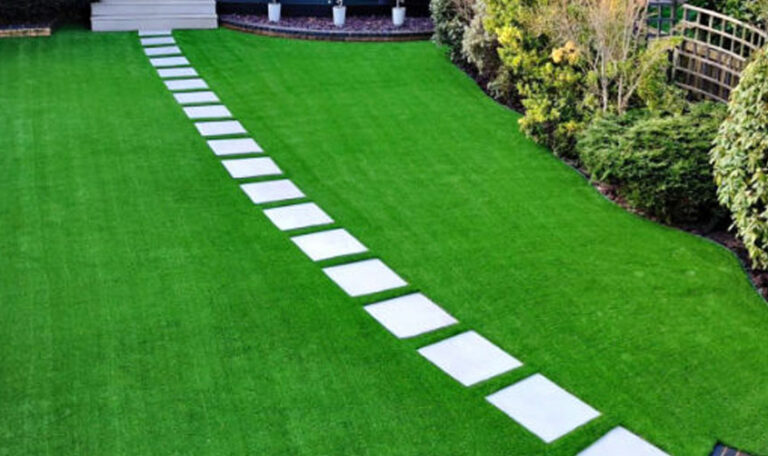 Diseño exterior con materiales decorativos resistentes