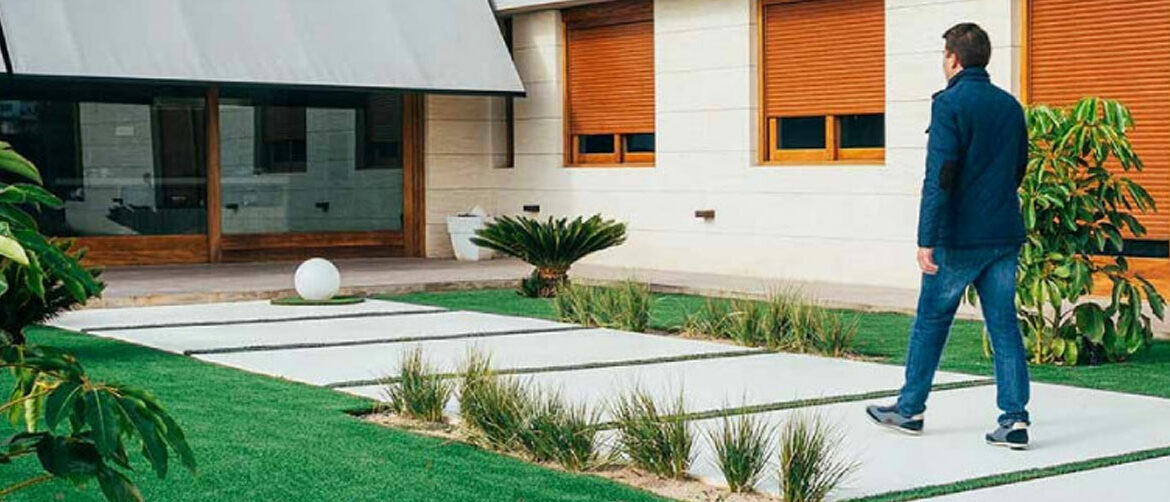 Ideas para decorar un jardín con césped artificial y piedras