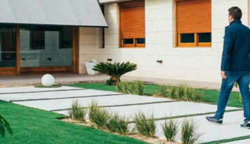 Ideas para decorar un jardín con césped artificial y piedras