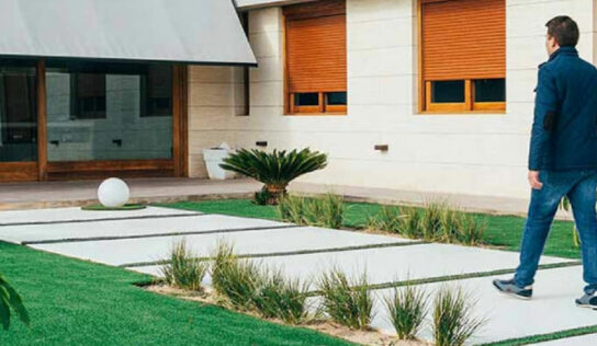 Ideas para decorar un jardín con césped artificial y piedras