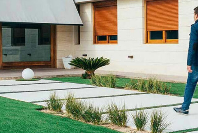 Ideas para decorar un jardín con césped artificial y piedras