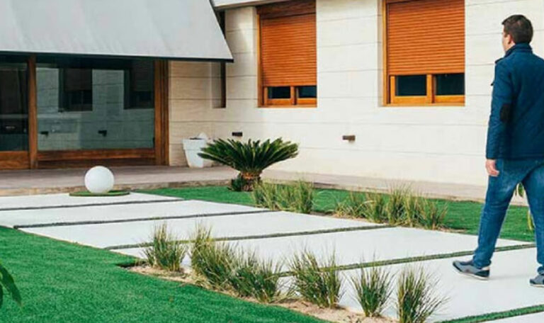 Ideas para decorar un jardín con césped artificial y piedras