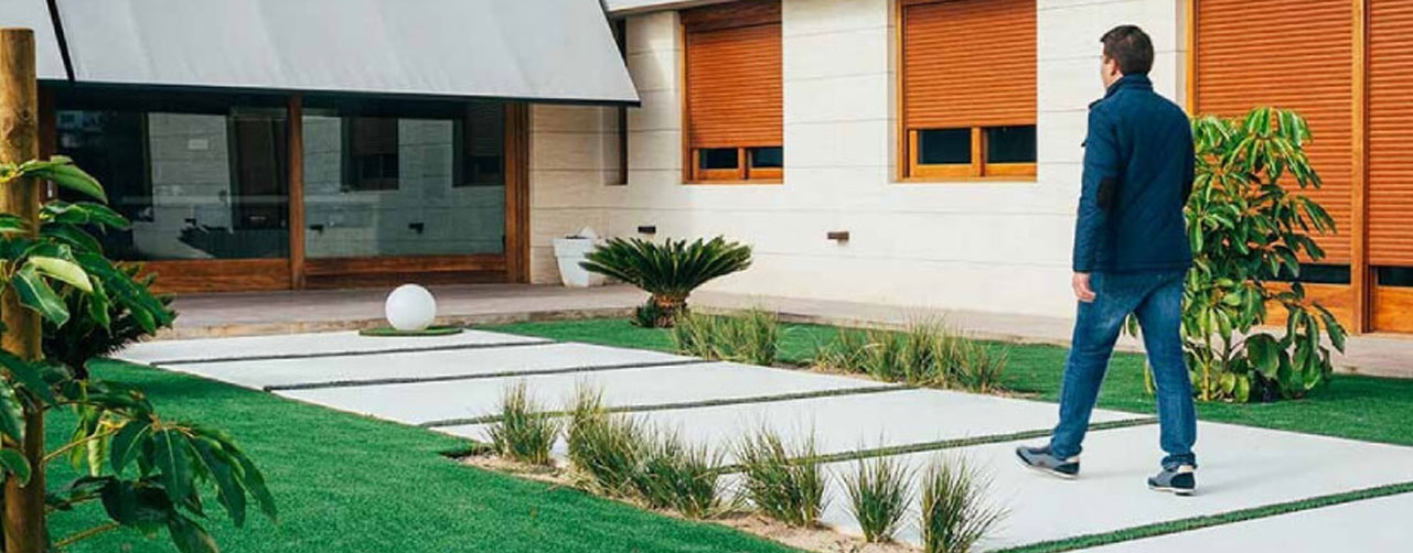 Ideas para decorar un jardín con césped artificial y piedras