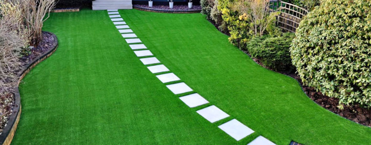 Diseño exterior con materiales decorativos resistentes