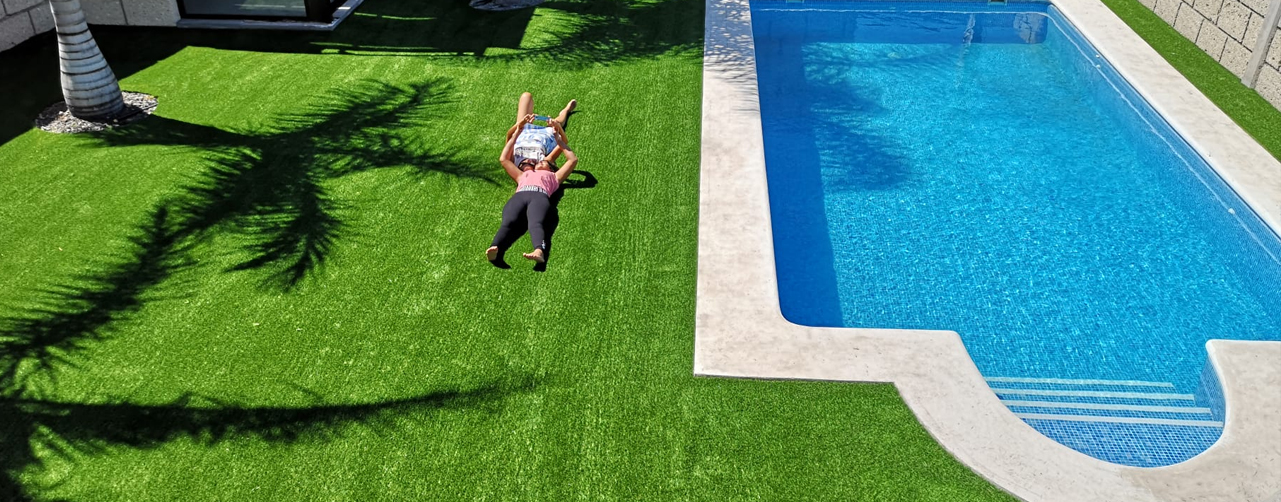 ¿El agua de la piscina puede decolorar el césped artificial? ¿El agua de la piscina puede decolorar el césped artificial?
