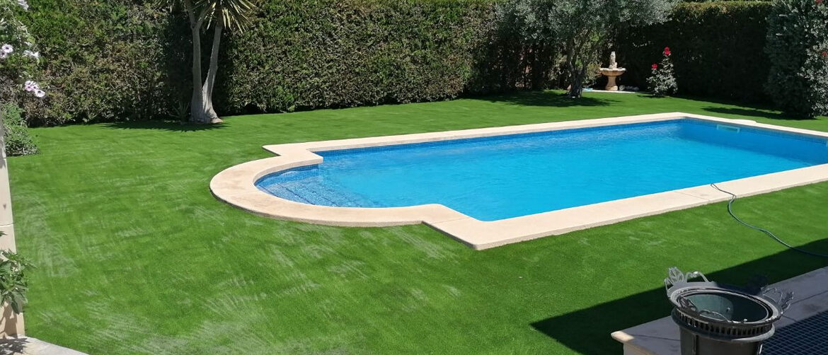 ¿El césped artificial se deteriora con el cloro de las piscinas?