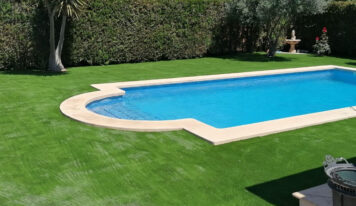 ¿El césped artificial se deteriora con el cloro de las piscinas?