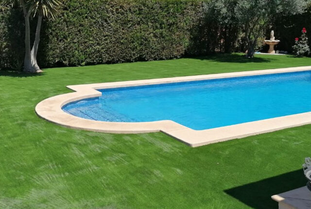 ¿El césped artificial se deteriora con el cloro de las piscinas?