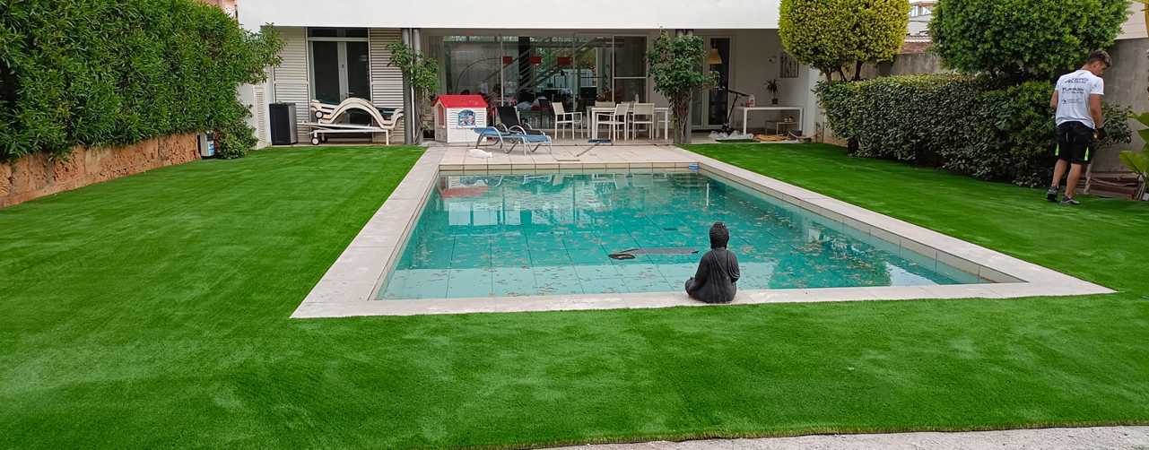 ¿Es recomendable poner césped artificial junto a una piscina? ¿Es recomendable poner césped artificial junto a una piscina?